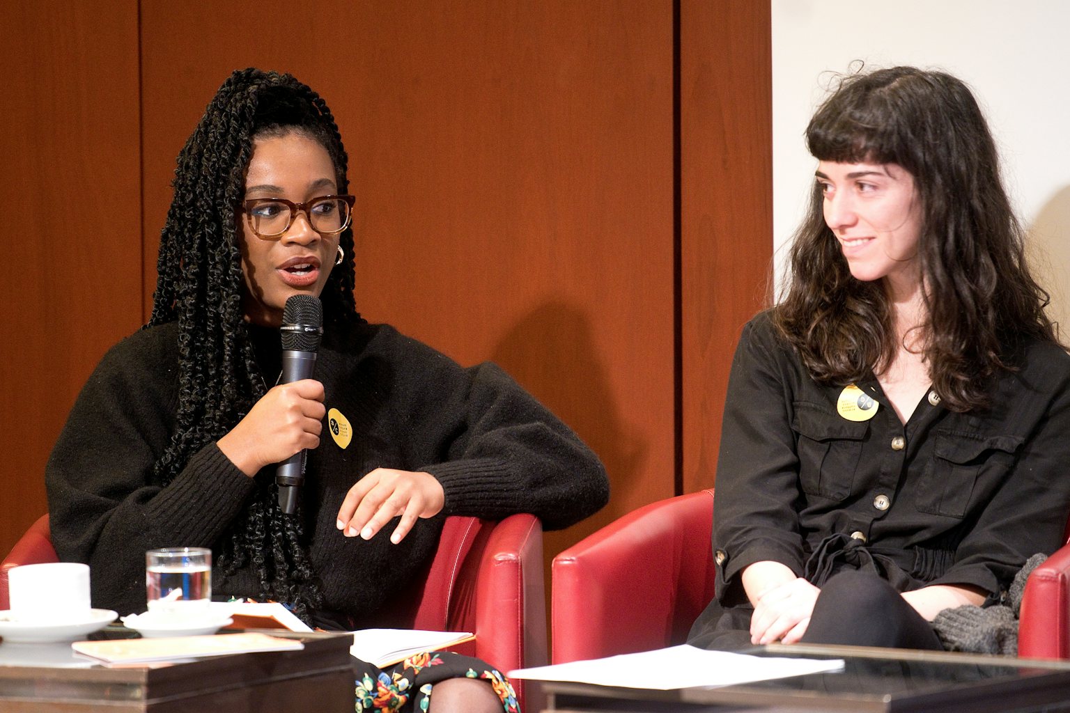 Uitgeefster Aimée Felone (Knights Of) in gesprek met illustrator Joana Estrela tijdens de conferentie in Lissabon.