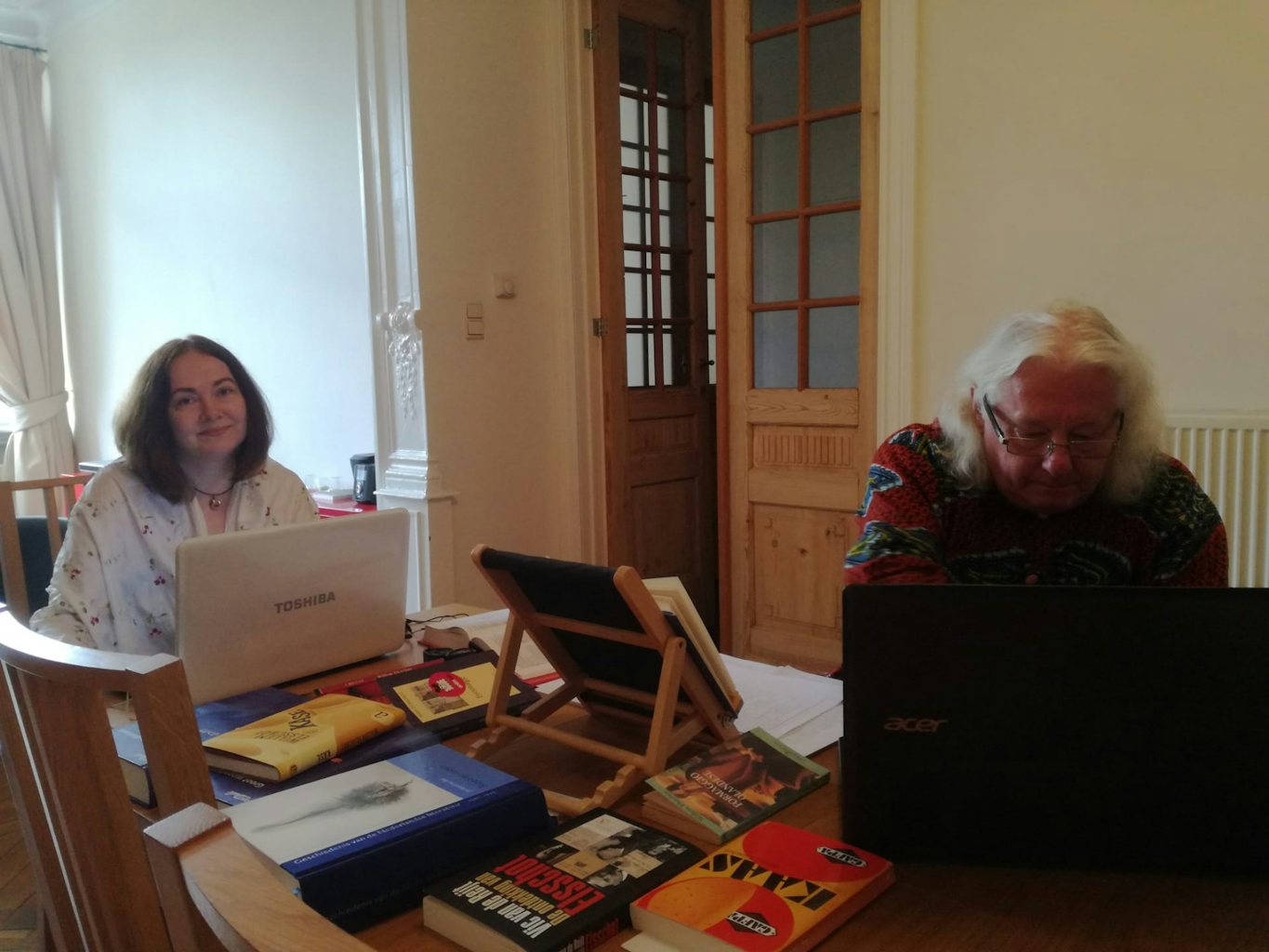 Jan en Doina aan het werk in het Vertalershuis