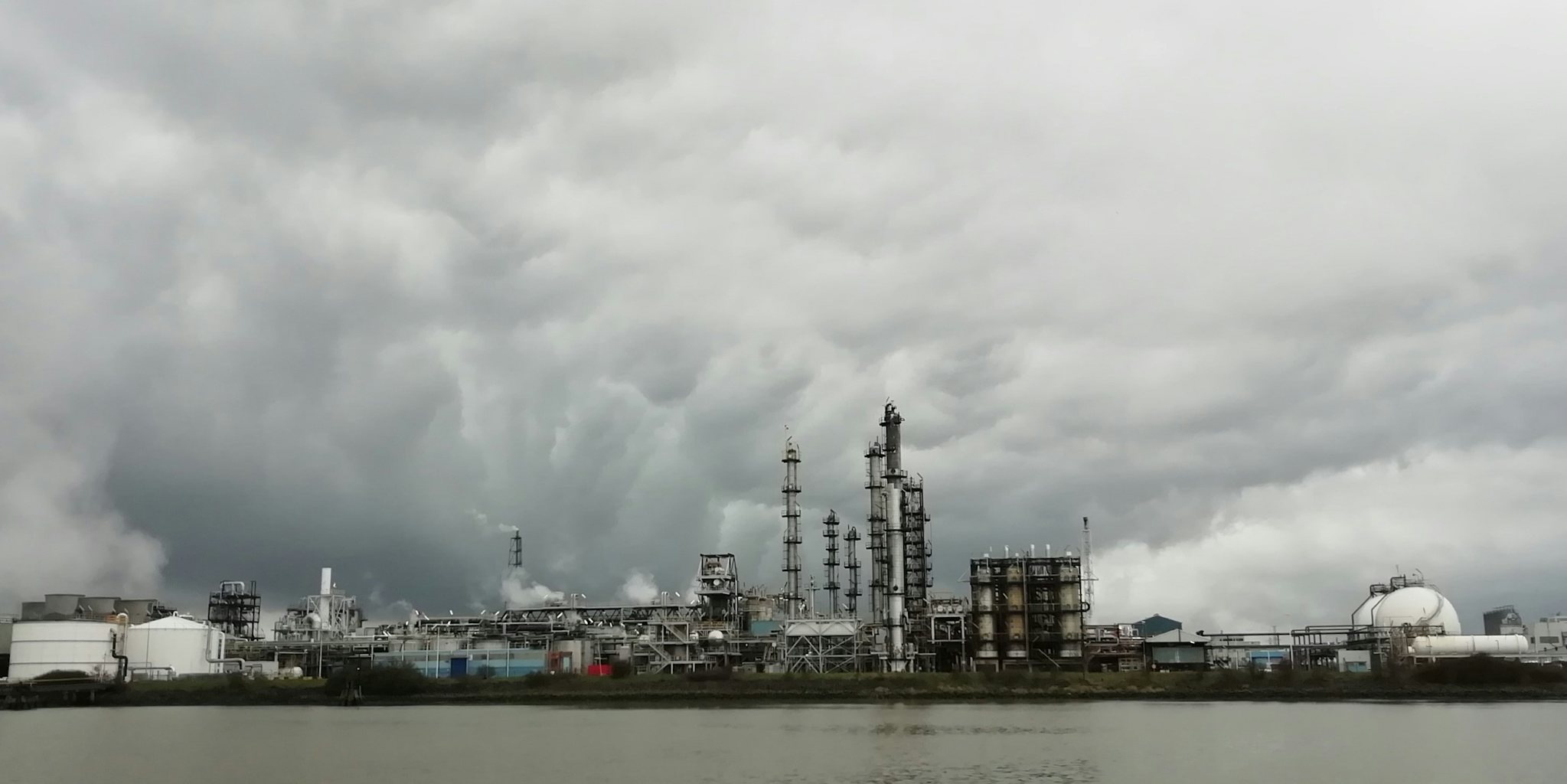 Industrie in de Antwerpse haven, gezien vanop de Schelde