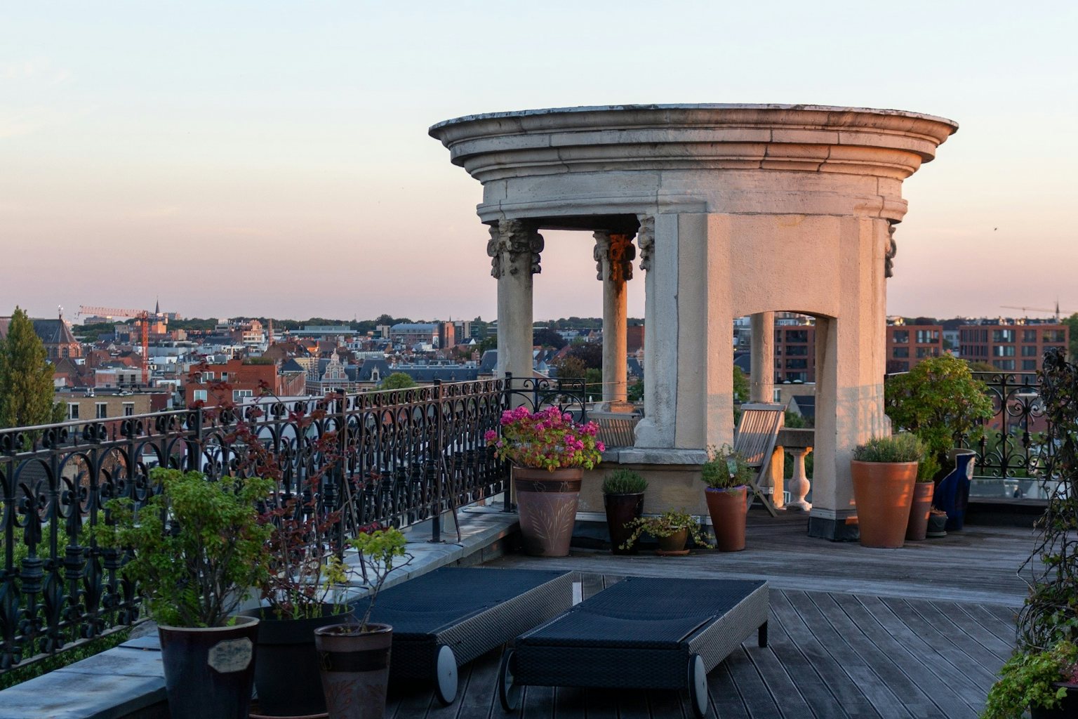 Het dakterras van het Vertalershuis bij zonsondergang