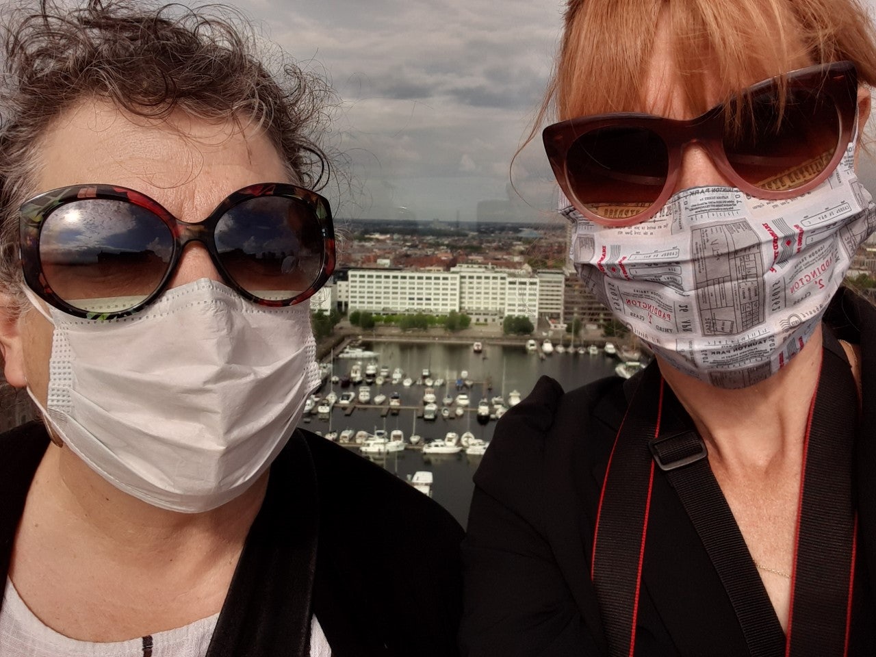 ACHTER HET MASKER: VERTALERS LAURA VROOMEN EN LORRAINE T. MILLER