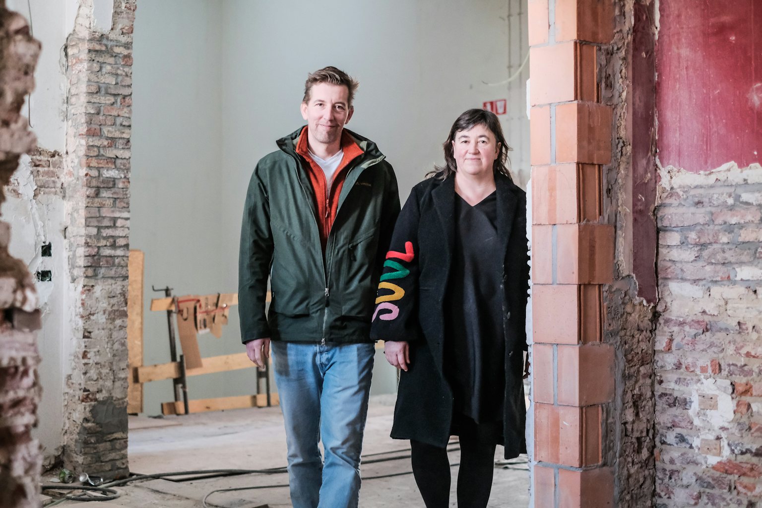 Paul Hermans (directeur Literatuur Vlaanderen) en Sylvie Dhaene (directeur Iedereen Leest), op de werf van het pand in de Lange Leemstraat waarnaar de twee organisaties begin 2023 samen zullen verhuizen.