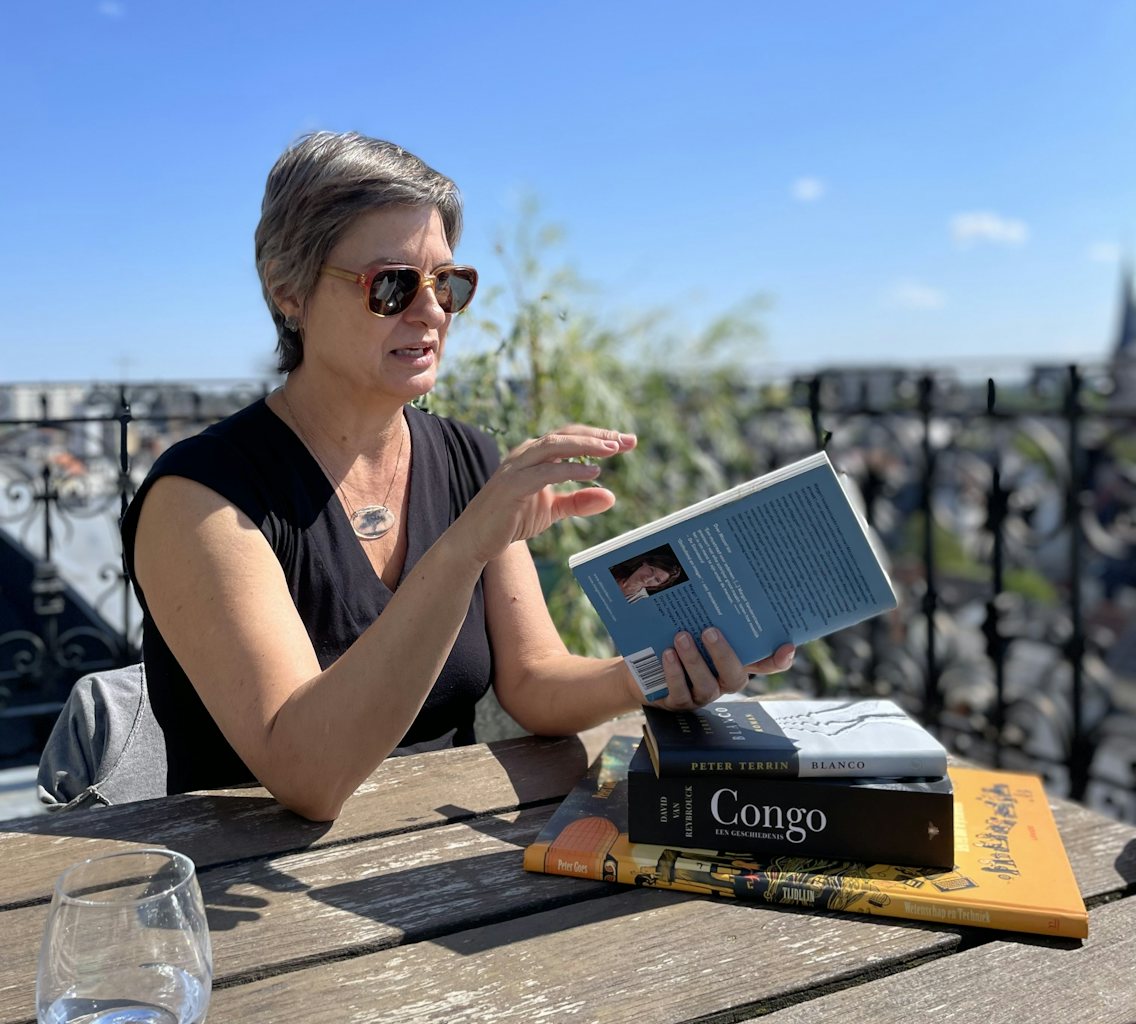Mariângela Guimarães op het dakterras van het Antwerpse Vertalershuis
