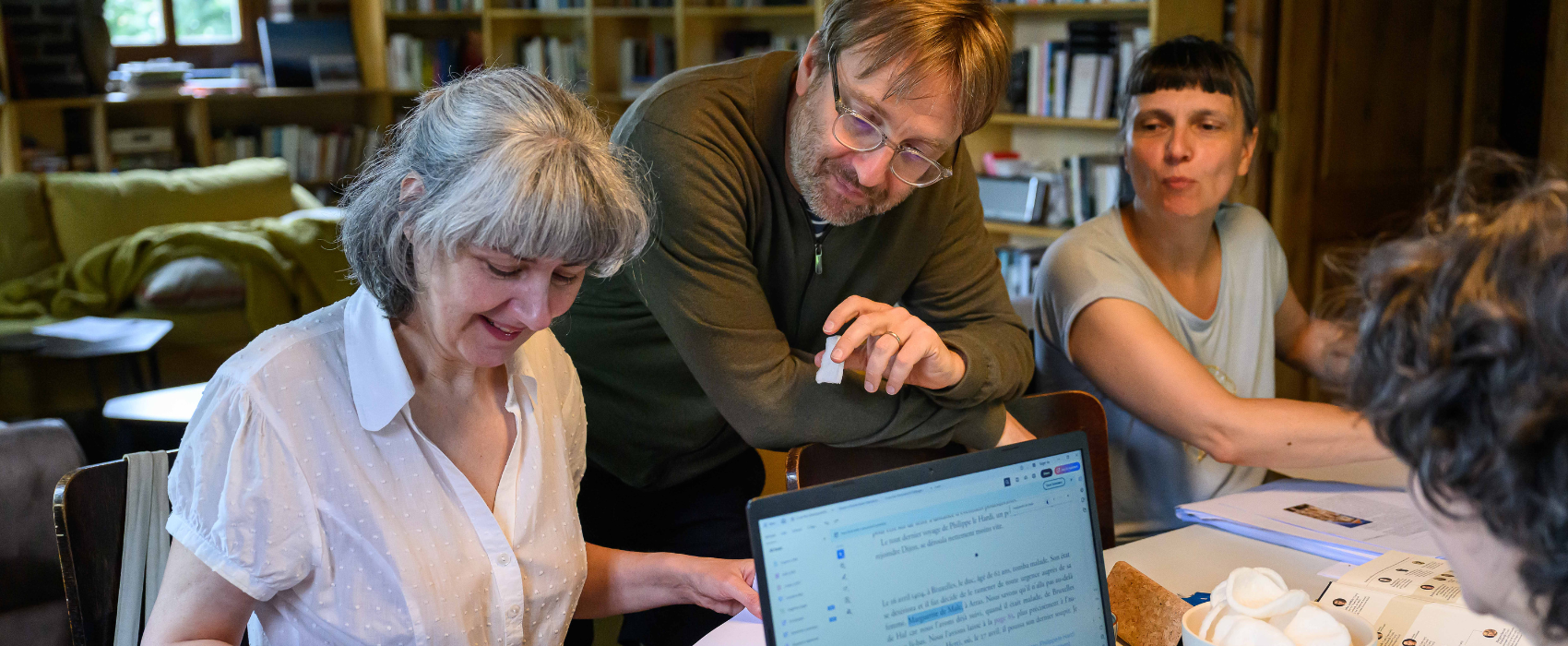 Auteur en vertalers aan het werk rond een tafel